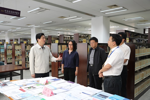 刘伟平书记调研情报分析与知识产品研发中心成果展
