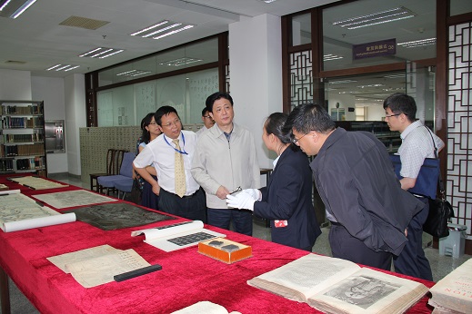 刘伟平书记调研古籍阅览室
