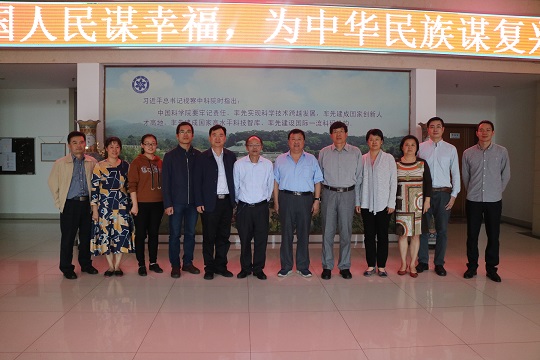 刘会洲主任一行与华南植物园领导职工合影